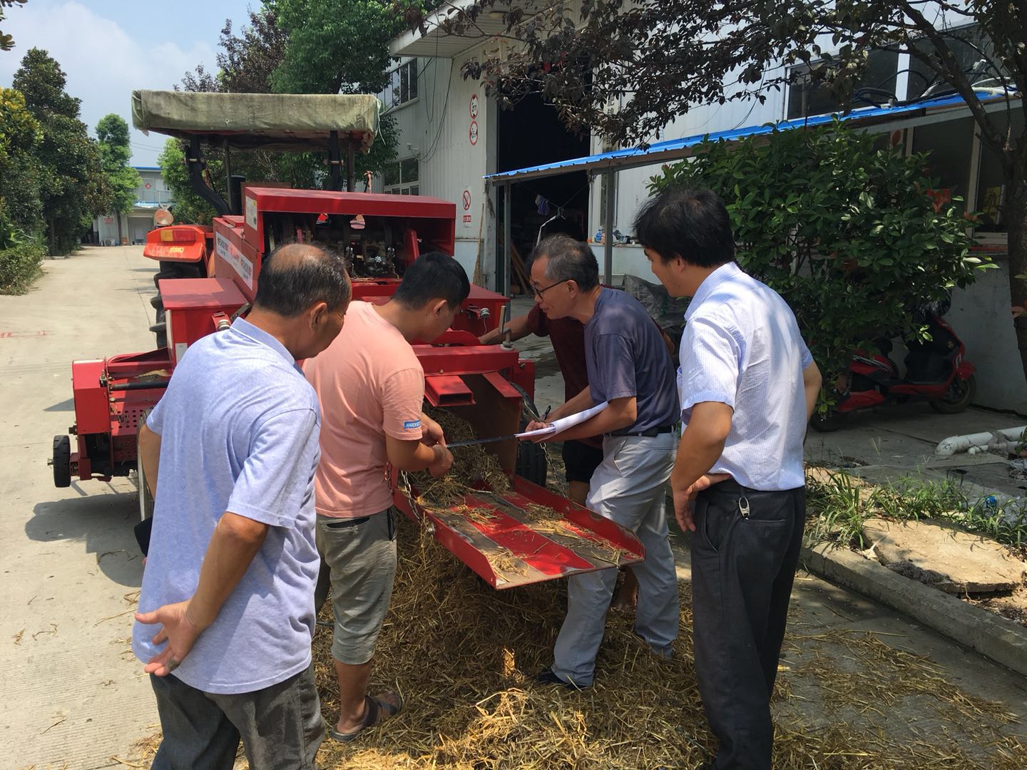 安徽省农机鉴定站领导到集团鉴定农机